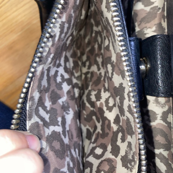 Guess Logo Embossed Quilted Bag - Picture 5 of 8